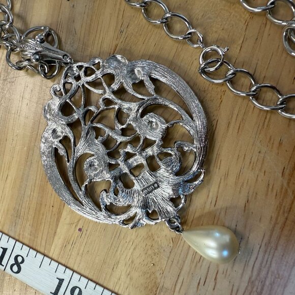 Vintage 1970s Avon Silver Tone Pendant Necklace With Faux Pearl Drop & Ornate Fi - Picture 5 of 7